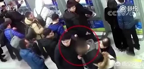 长春一男子火车站有偿插队代买票:每张20元,这是否违法,你怎么看?