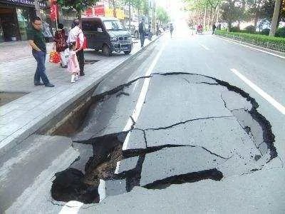 重庆武隆人行道垮塌行人掉入坑中是怎么回事?