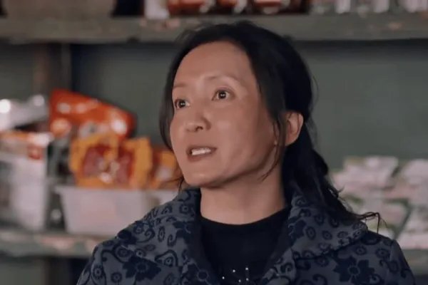 安徽一女网红成村霸敲诈勒索同村男性,该名女子构成了什么犯罪行为?