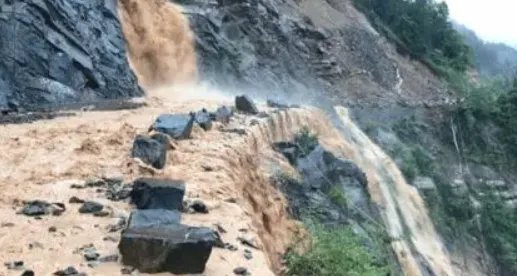 湖南麻阳受暴雨引发山体滑坡,道路中断房屋受损,造成的损失有多严重?