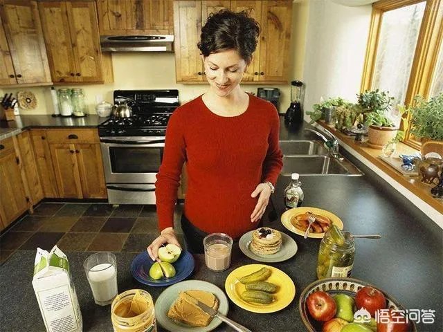 怀了双胞胎，他们会在妈妈肚子里打架吗？