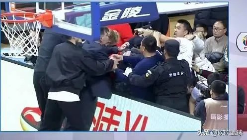 你如何看待江苏男篮主教练推搡球迷事件？当时发生了什么？