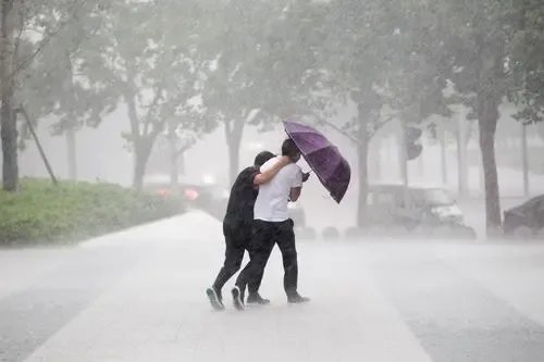 河南巩义洪水致7层住宅楼倒塌,自然灾害的威力有多大?