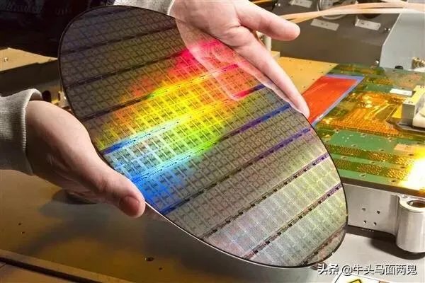 美国近期混乱不堪,为什么台积电还去美国开厂?不怕被砸吗?