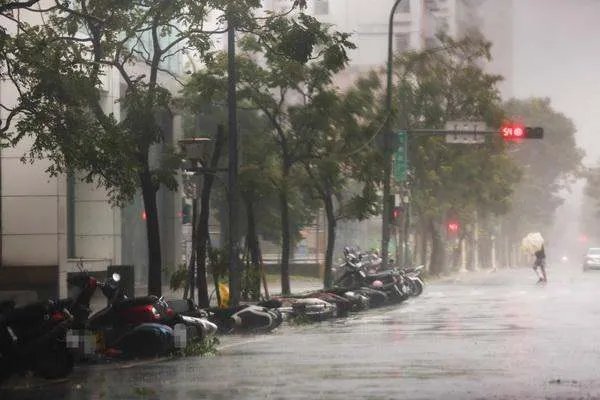 “梅花”奔袭江浙沪:多地狂风大浪,对哪些方面有不利影响?