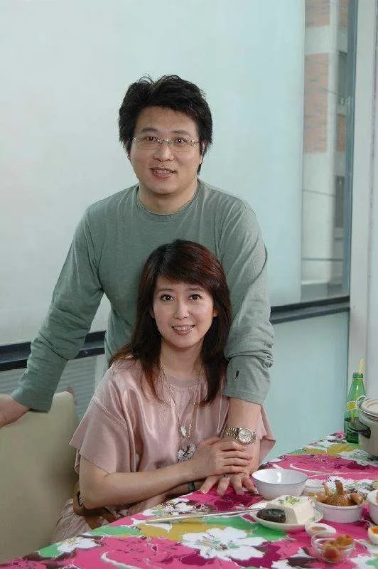 孟庭苇现在住哪里？是在大陆还是在台湾呢？我怎么好像看过她找了个中国大陆东北的老公呢？