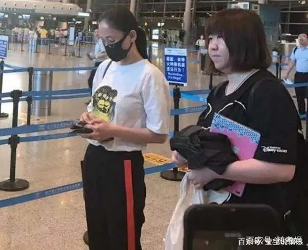 陈乔恩素颜赶飞机,原来发际线这么高!网友:感觉不是一个人,你怎么看?