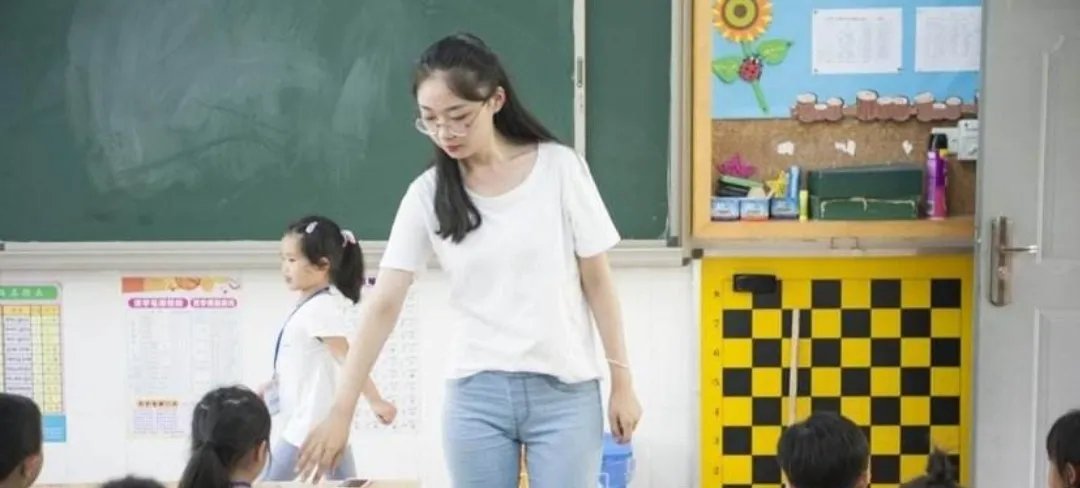 大学老师硬核喊停教室外施工,对于老师的做法你赞同吗?