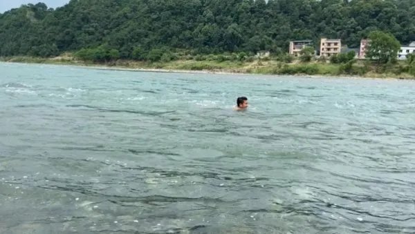 16岁女孩湍流中连救两名男子,事情的经过是怎样的?