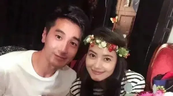 高圆圆赵又廷带女儿外出就餐，两人有怎样恋爱经历？