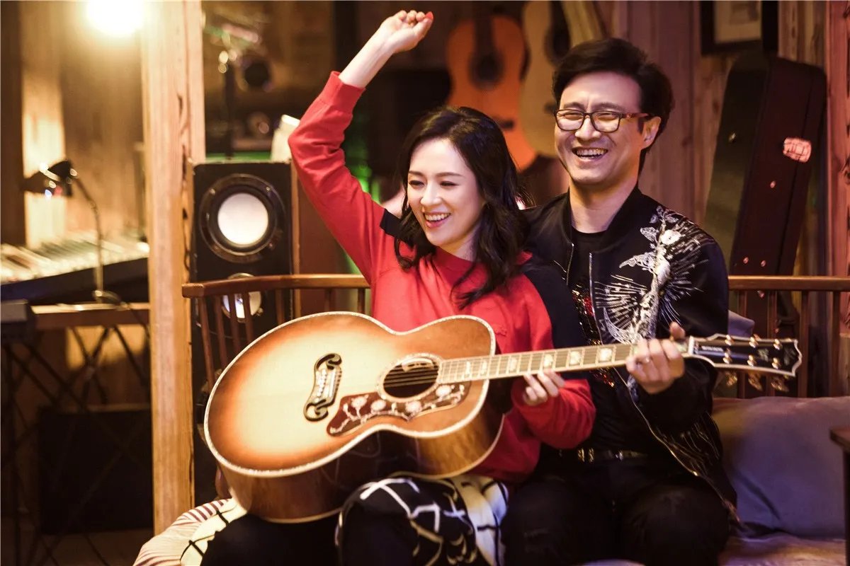 章子怡探班汪峰,两人片场撒狗粮,你觉得他们这对般配吗?