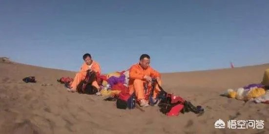 我国组织航天员沙漠野外生存训练，航天员在返回地面后和得到地面支援前可能遭遇哪些危险？