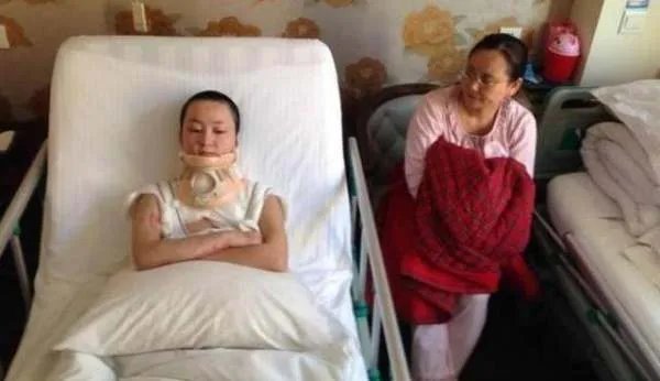 16岁少女曾因拒绝官二代追求,被其泼硫酸毁容,如今过得怎么样?