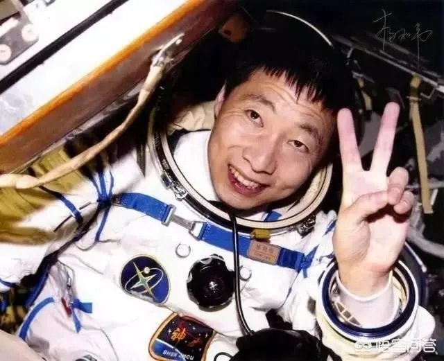 我国组织航天员沙漠野外生存训练，航天员在返回地面后和得到地面支援前可能遭遇哪些危险？