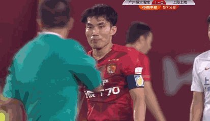 王燊超进球被判无效禁区怒推裁判，上港多名球员参与围攻主裁，大家怎么看？